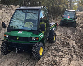 Gator rijdt offroad door modder